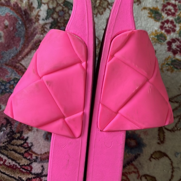 Steve Madden Neon Pink Slides 🌵7 - Picture 9 of 11